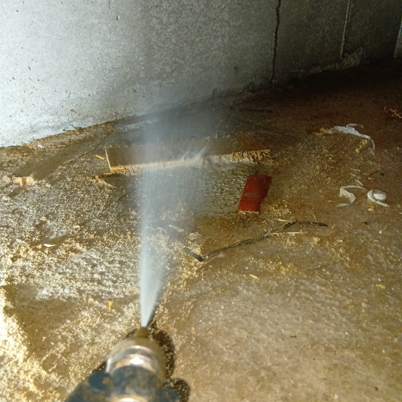 床下の土壌・基礎に防蟻剤を散布