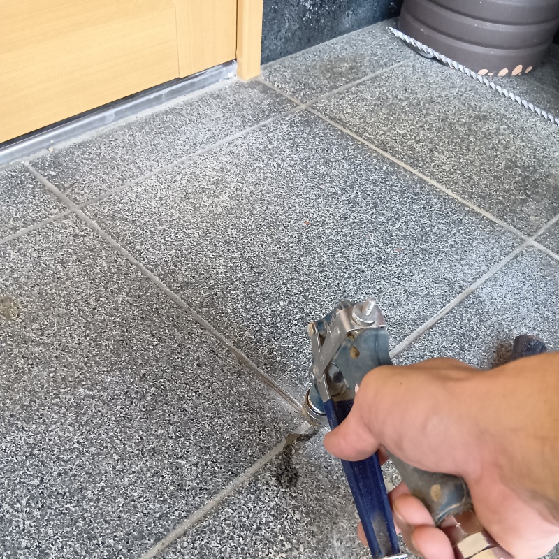 玄関の床タイルに防蟻剤を注入