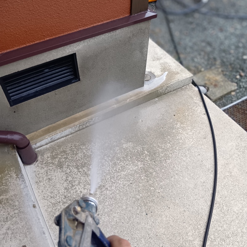 外壁の基礎に防蟻剤を散布