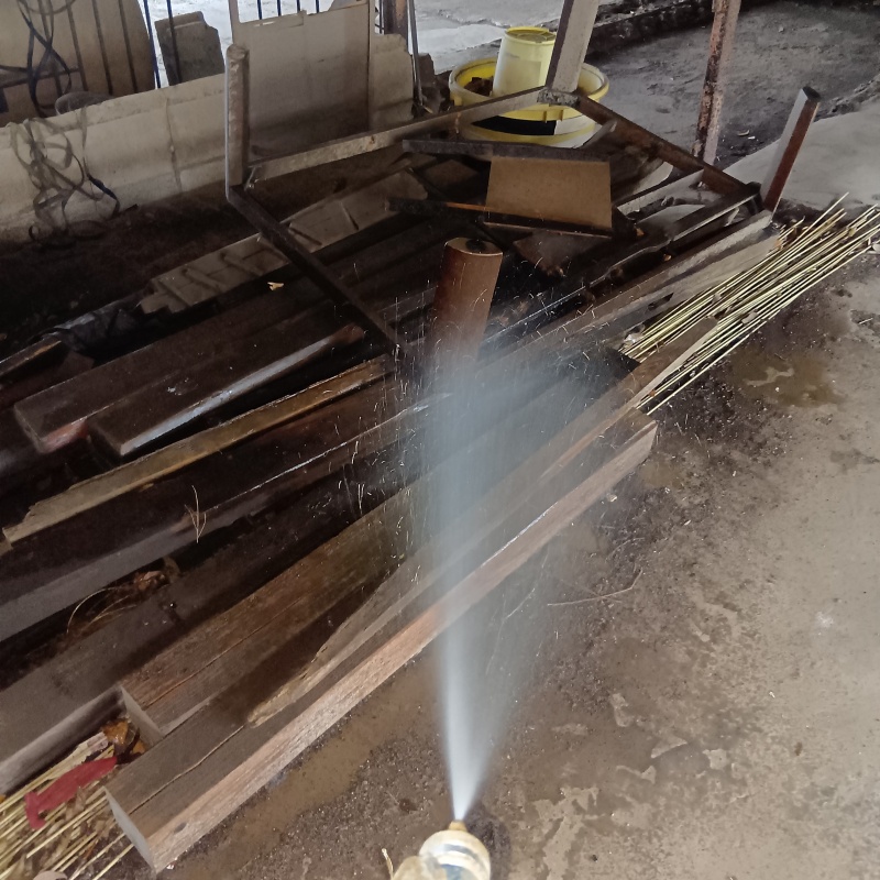 敷地内にある資材に防蟻剤を散布