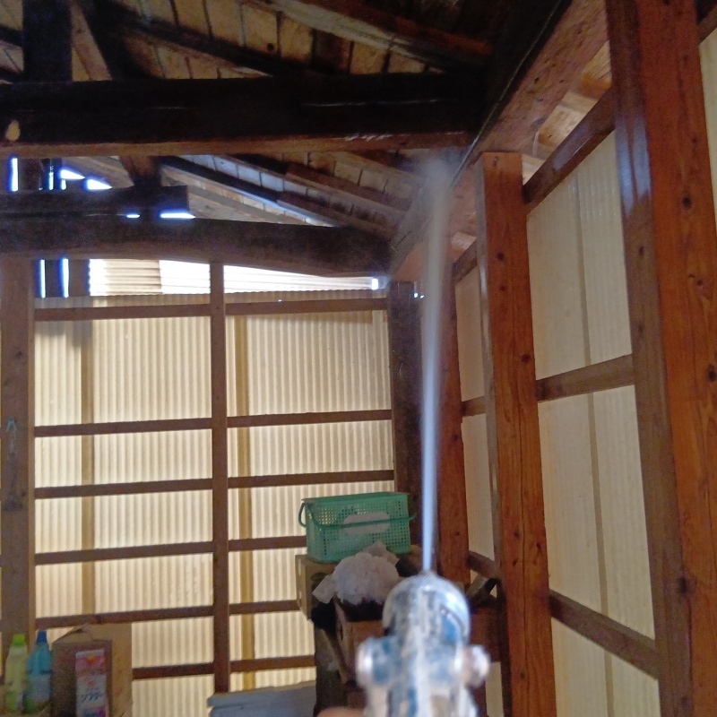 倉庫の木部に防蟻剤を散布