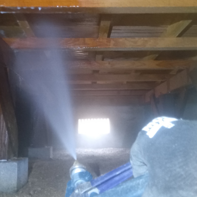 床下の木部に防蟻剤を散布