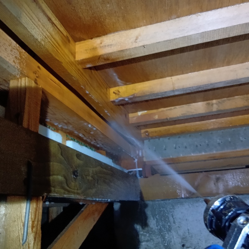 床下の木部にシロアリ駆除剤を散布