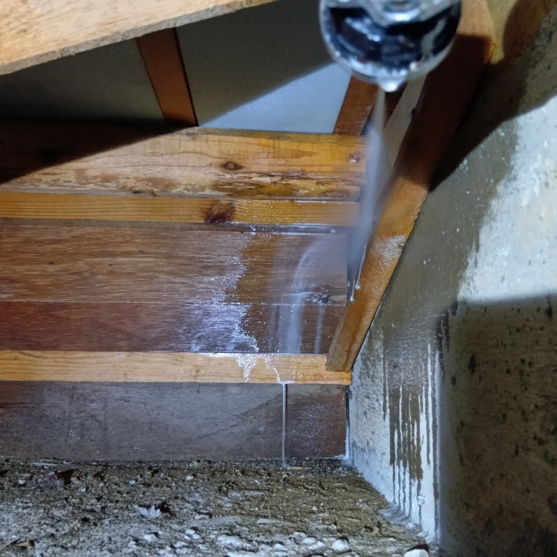 床下の木部にシロアリ駆除剤を散布