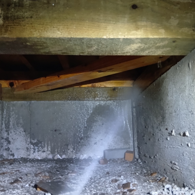 床下の基礎にシロアリ駆除剤を散布