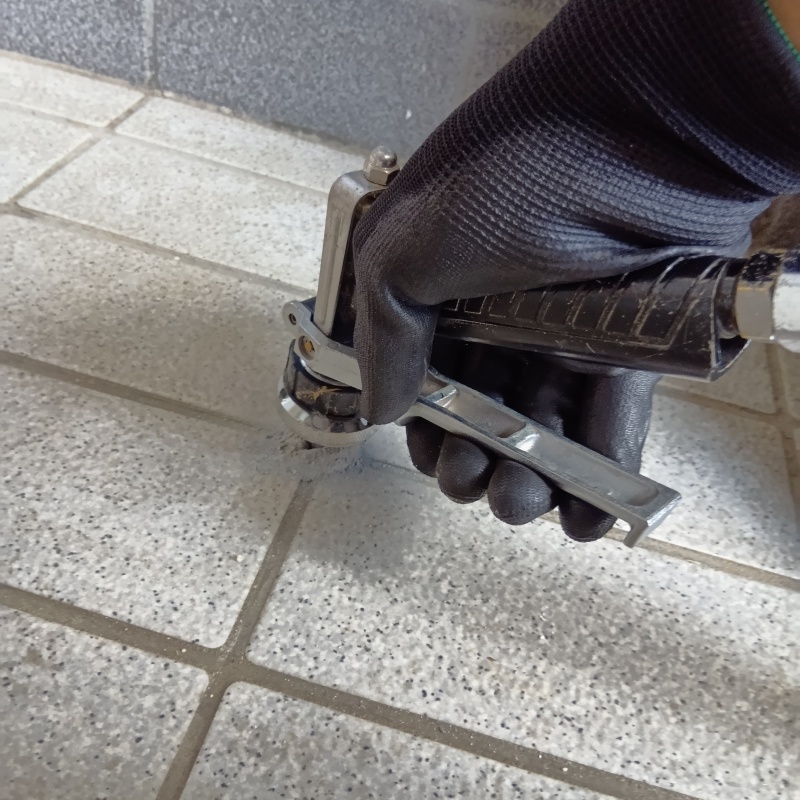 玄関の床タイルにシロアリ駆除剤を注入