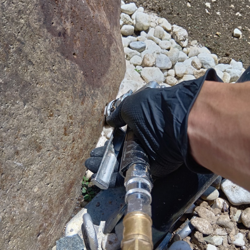 庭石の下にシロアリ駆除剤を注入