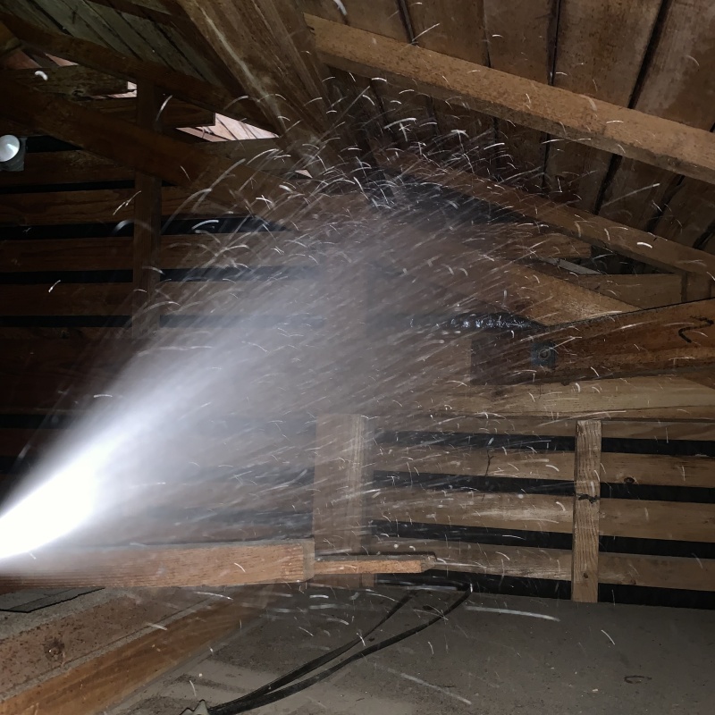 屋根裏の木部にシロアリ駆除剤を散布