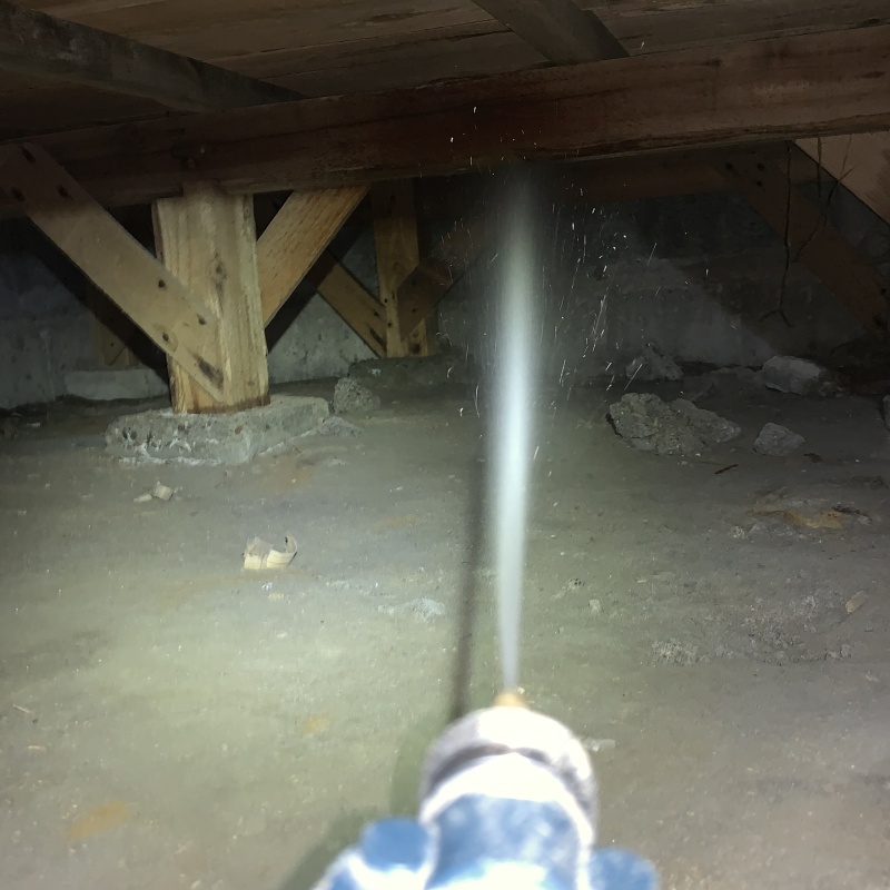 床下の基礎・土壌にシロアリ駆除剤を散布