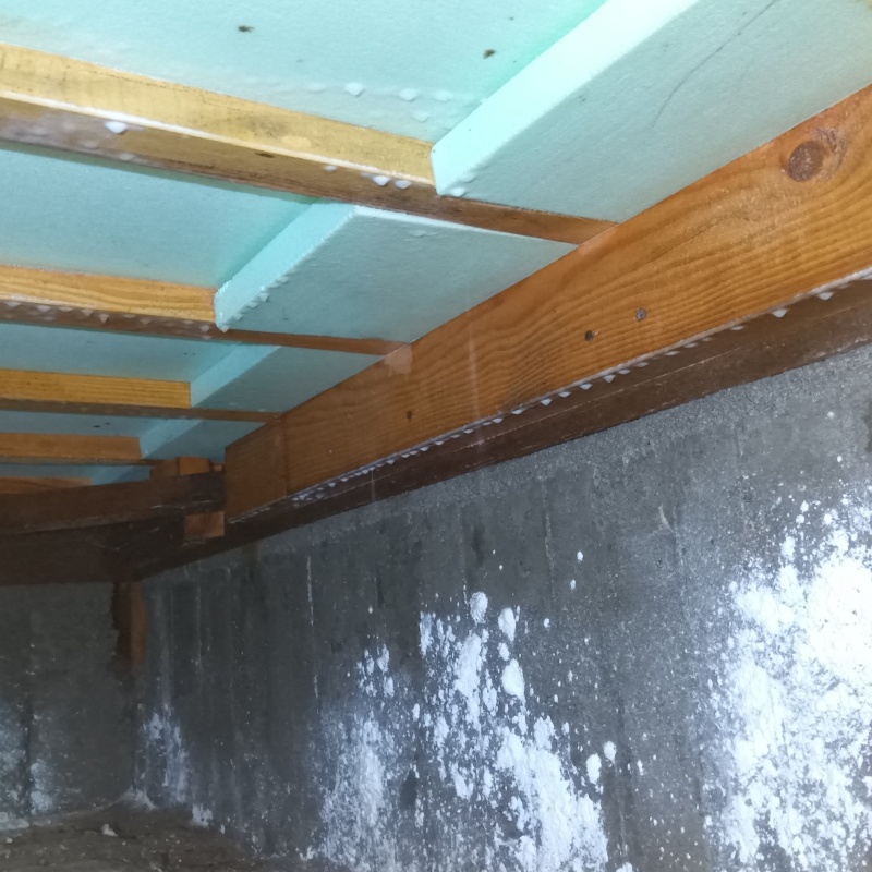 床下の基礎・土壌にシロアリ駆除剤を散布