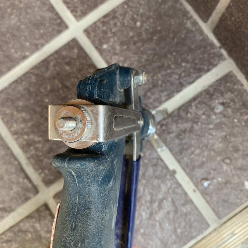 玄関の床タイルにシロアリ駆除剤を注入