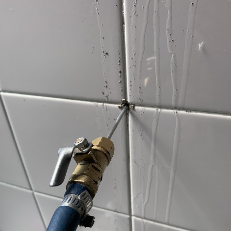 浴室のタイルにシロアリ駆除剤を注入