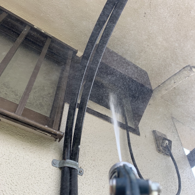 外の排気口周辺にシロアリ駆除剤を散布