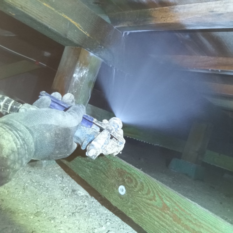 床下の木部にシロアリ駆除剤を散布