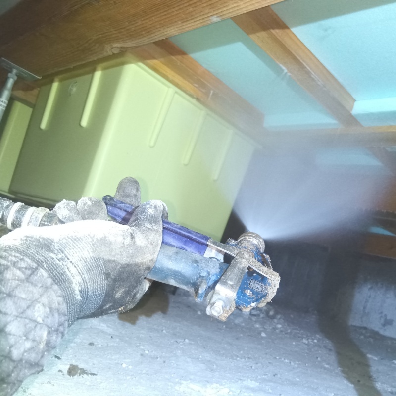 床下の木部にシロアリ駆除剤を散布