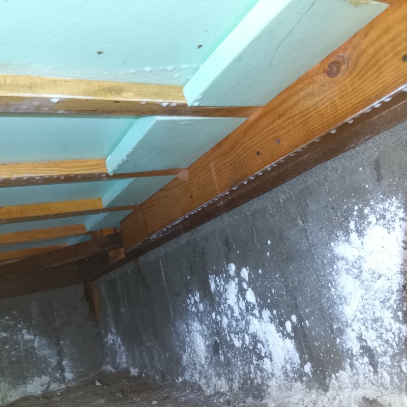 床下の基礎・土壌にシロアリ駆除剤を散布