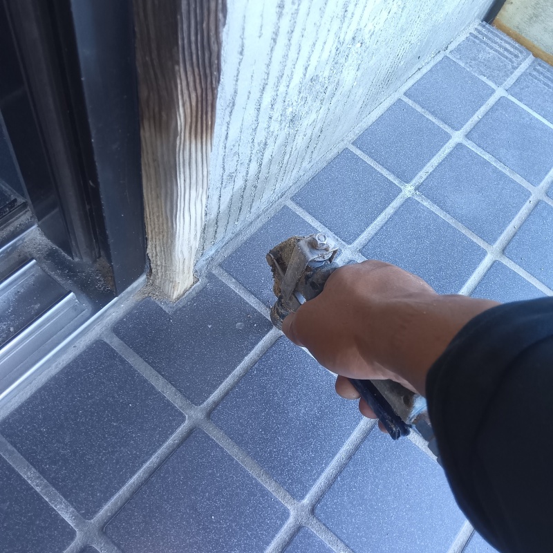 玄関の床タイルにシロアリ駆除剤を注入