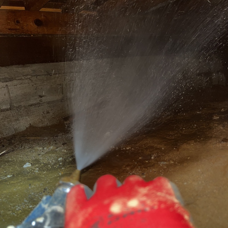 床下の木部にシロアリ駆除剤を散布