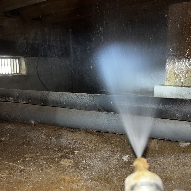 床下の土壌や配管にシロアリ駆除剤を散布