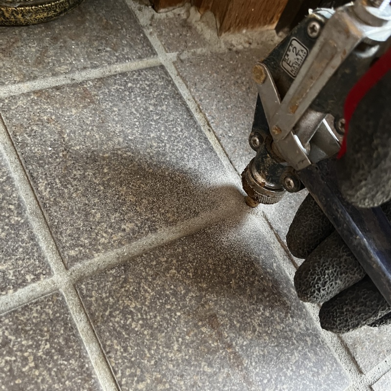 玄関床のタイルにシロアリ駆除剤を注入