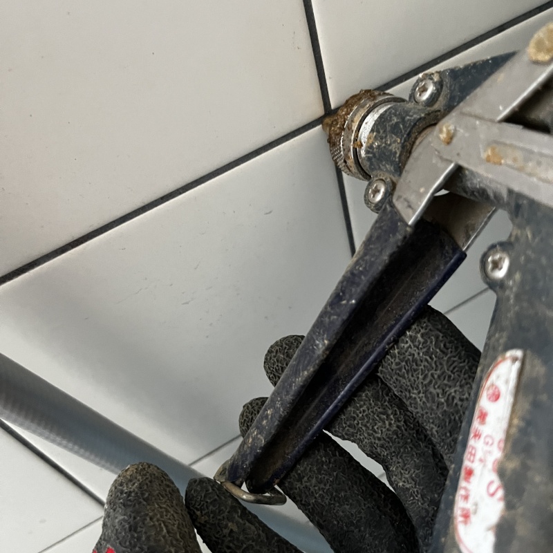 浴室の壁タイルにシロアリ駆除剤を注入