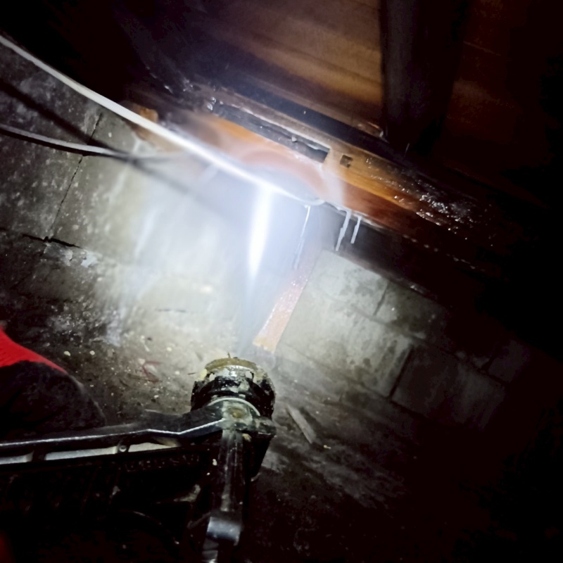 床下の土壌・基礎にシロアリ駆除剤を散布