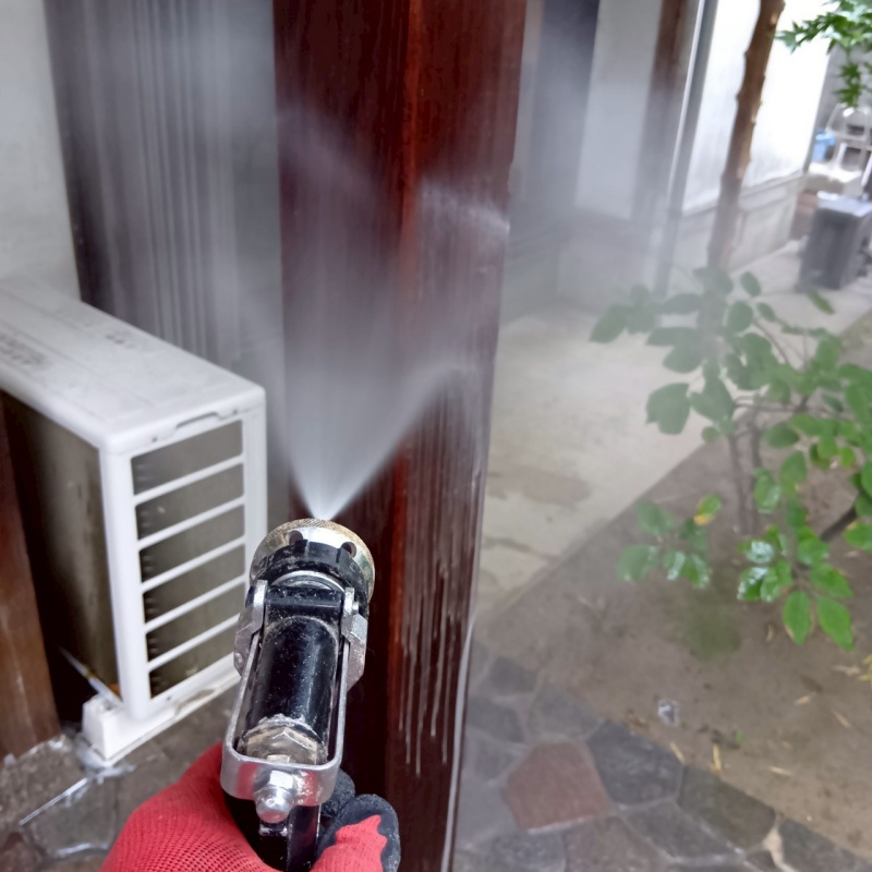 玄関ポーチの化粧柱にシロアリ駆除剤を散布