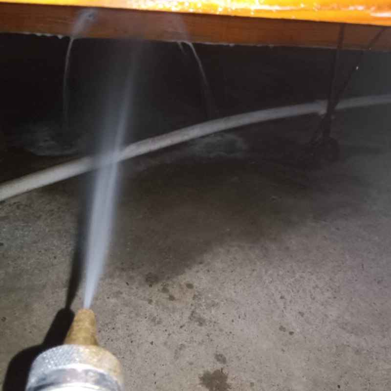 床下の木部にシロアリ駆除剤を散布