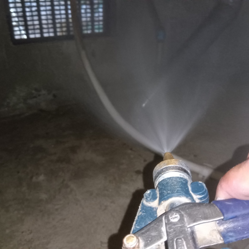 床下の基礎・土壌にシロアリ駆除剤を散布