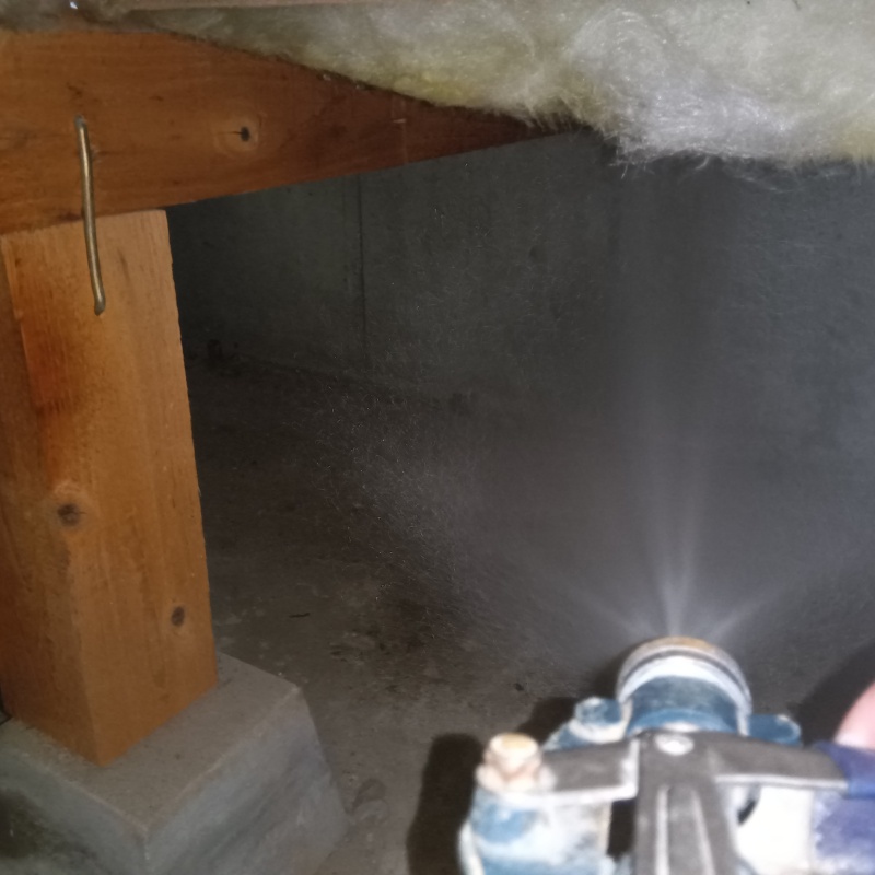 床下の基礎・土壌にシロアリ駆除剤を散布