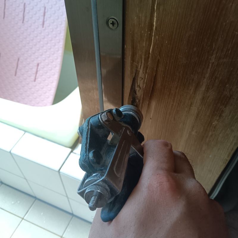 浴室前の柱（木造）にシロアリ駆除剤を注入