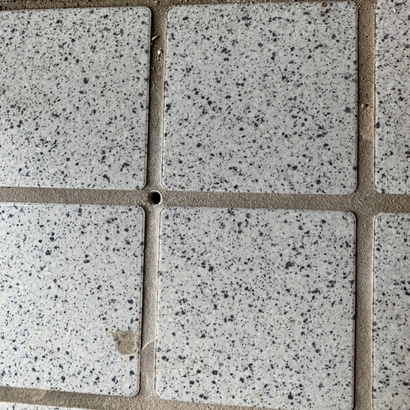 玄関の床タイルに穴を開ける