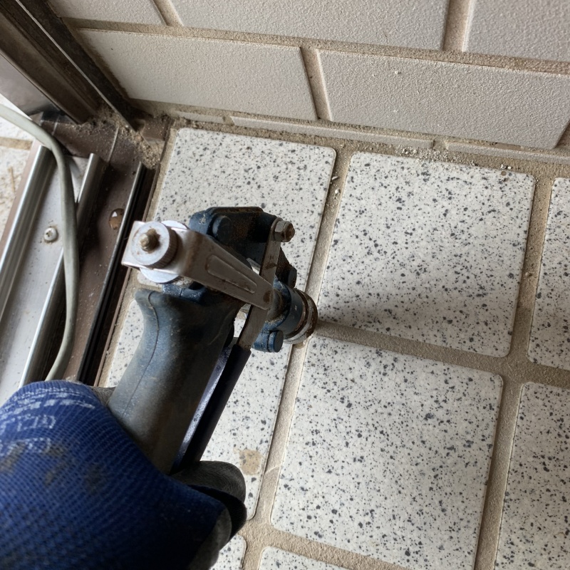 玄関の床タイルにシロアリ駆除剤を注入