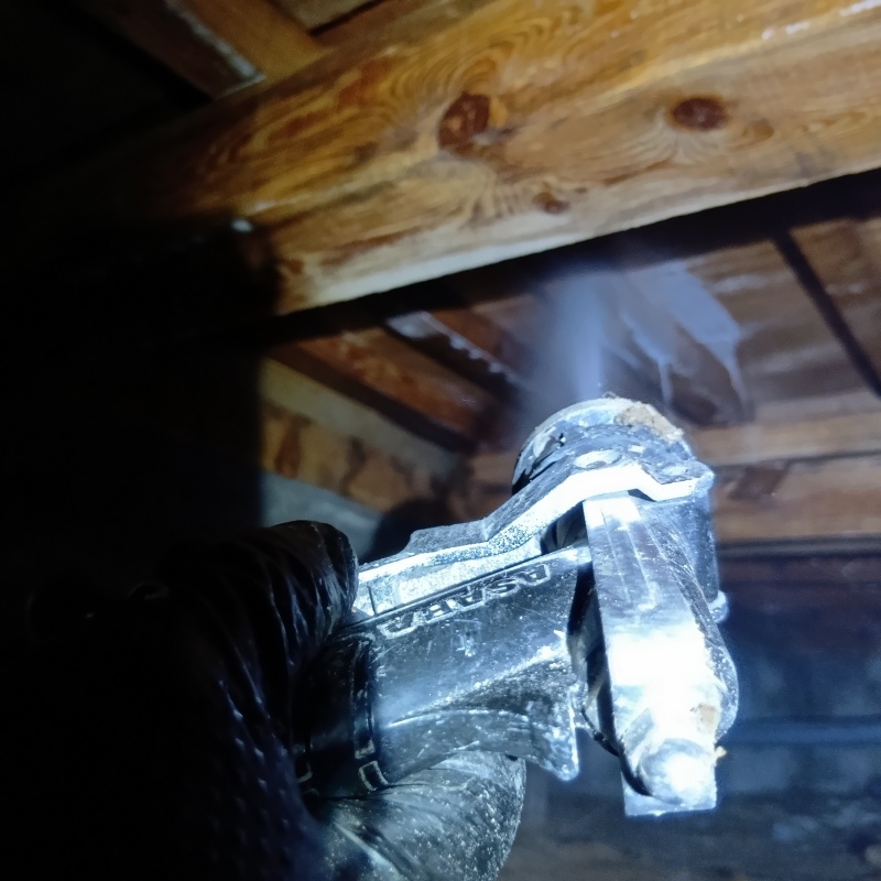 床下の木部にシロアリ駆除剤を散布