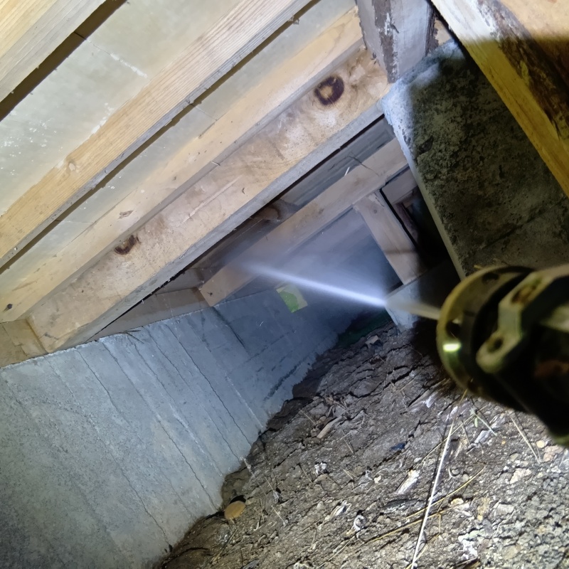 床下の木部にシロアリ駆除剤を散布