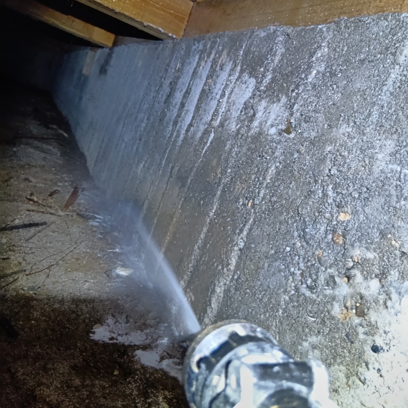 床下の土壌にシロアリ駆除剤を散布