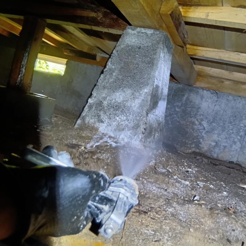 床下の基礎にシロアリ駆除剤を散布