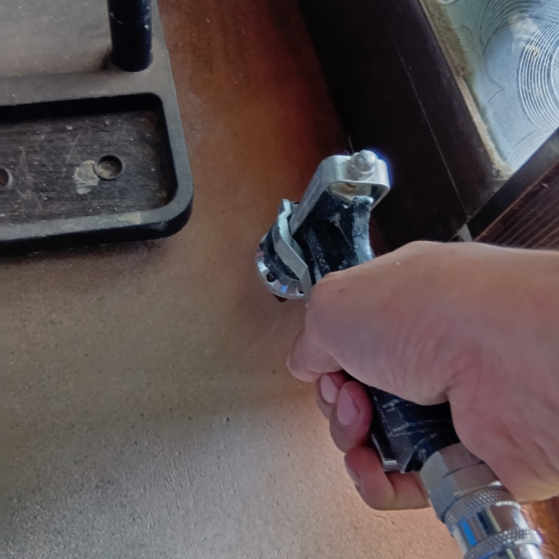 玄関の床にシロアリ駆除剤を注入