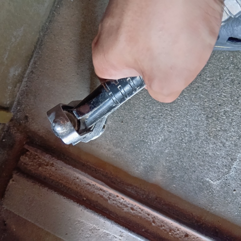 土間にシロアリ駆除剤を注入