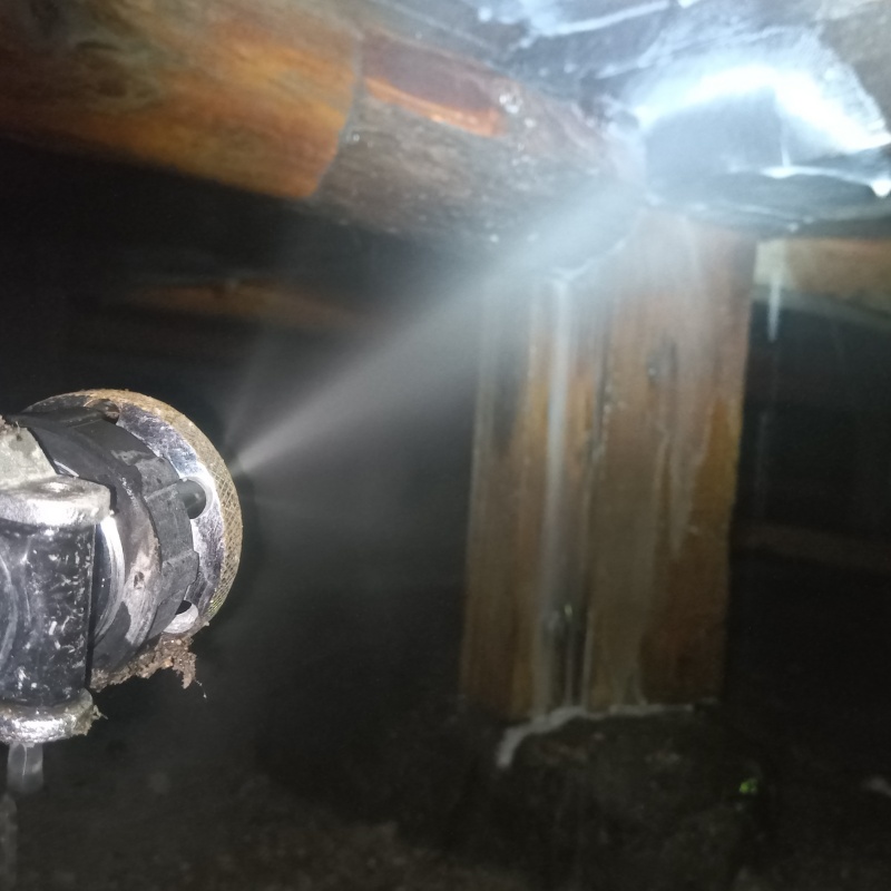 床下の木部にシロアリ駆除剤を散布