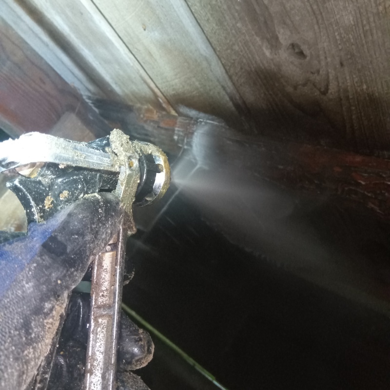 床下の木部にシロアリ駆除剤を散布