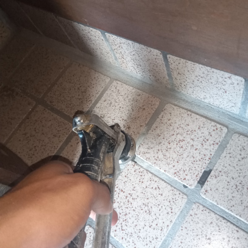 玄関の床タイルにシロアリ駆除剤を注入