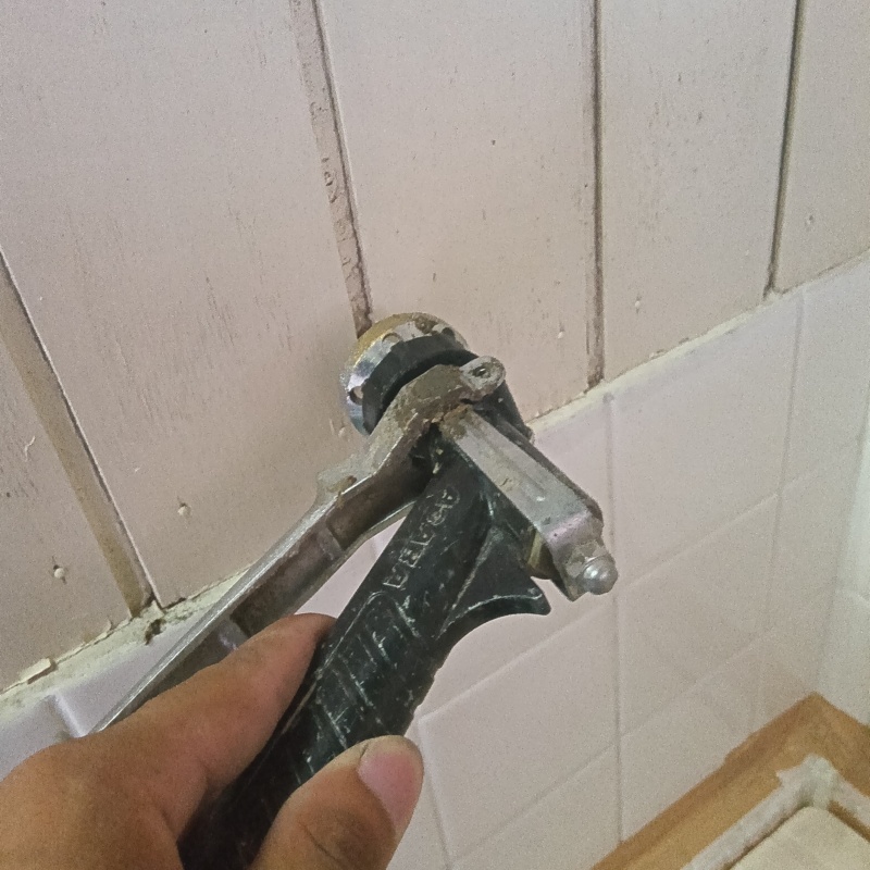 浴室の壁にシロアリ駆除剤を注入