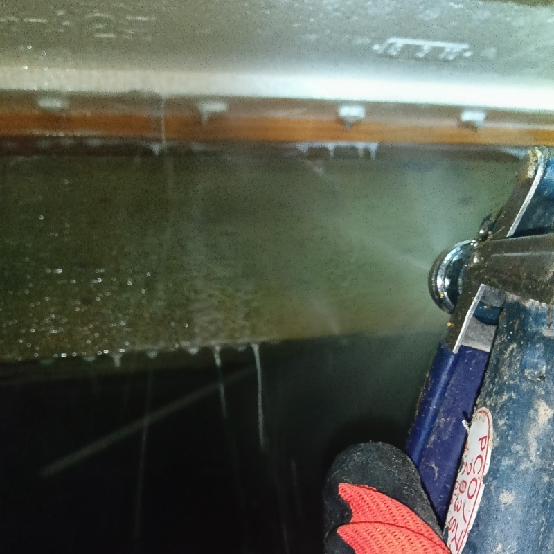 床下の基礎にシロアリ駆除剤を散布