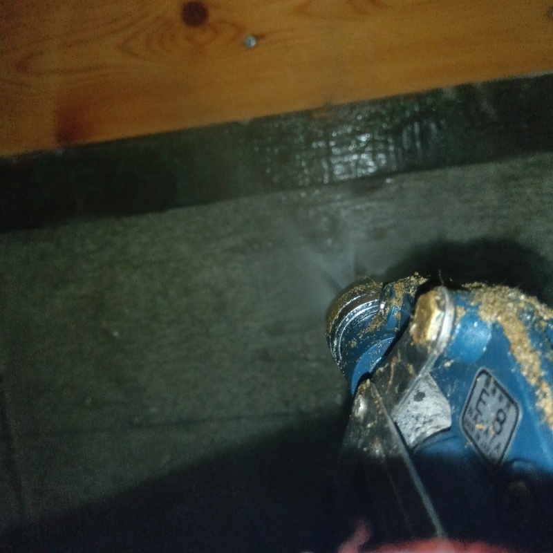 床下の基礎にシロアリ駆除剤を散布