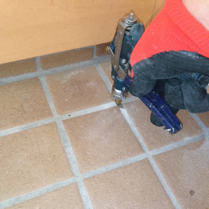 玄関床のタイルにシロアリ駆除剤を注入