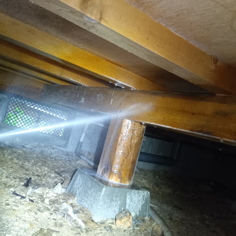 床下の木部に防蟻剤を散布