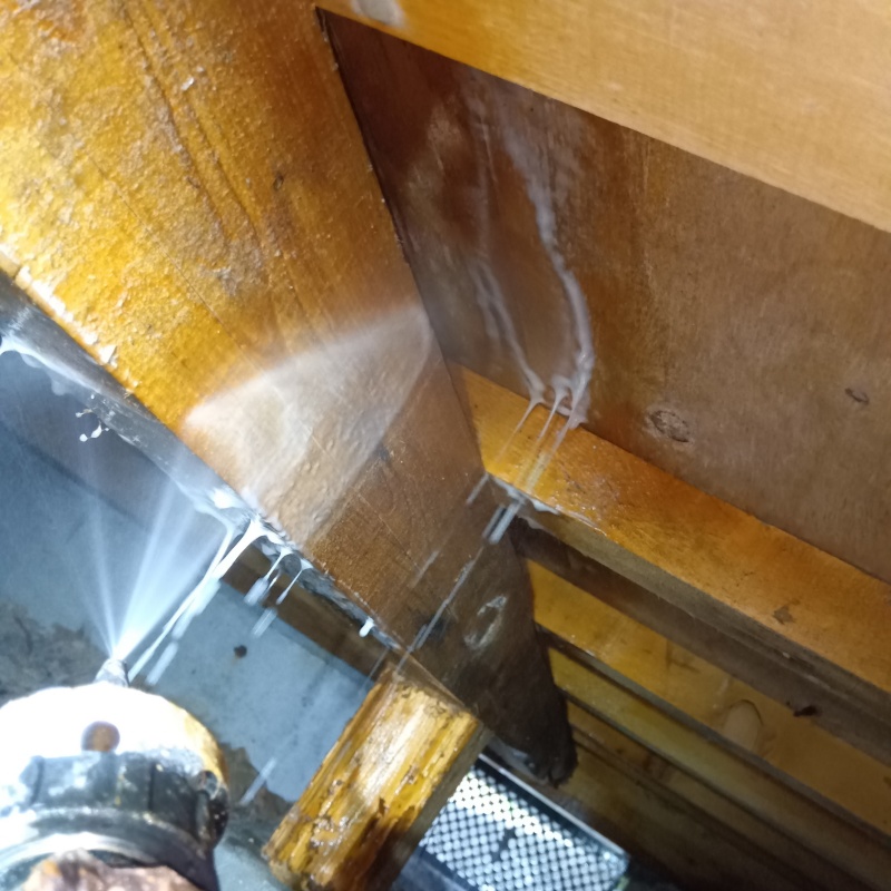 床下の木部に防蟻剤を散布