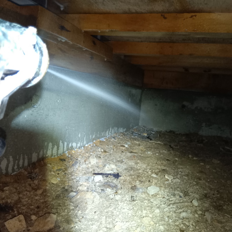 床下の基礎に防蟻剤を散布