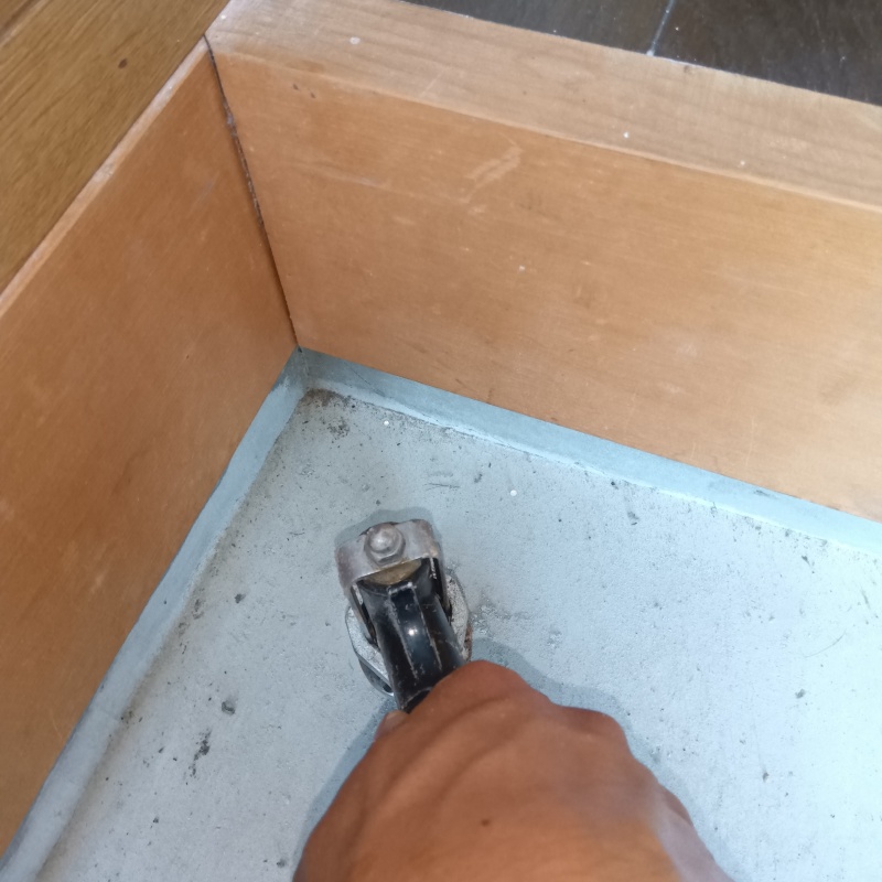 玄関土間に防蟻剤を注入